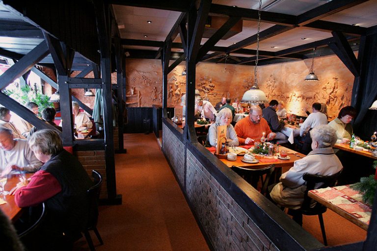 Gut besuchter Gastraum des Steakhaus BECERRO