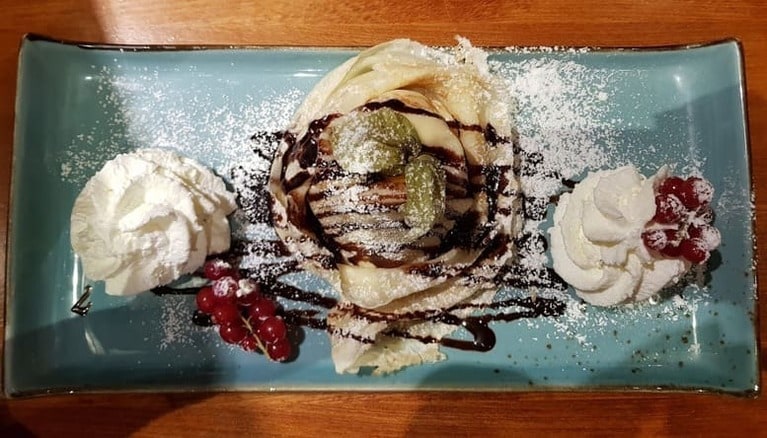 Palatschinken mit Schlagsahne und Johannisbeeren