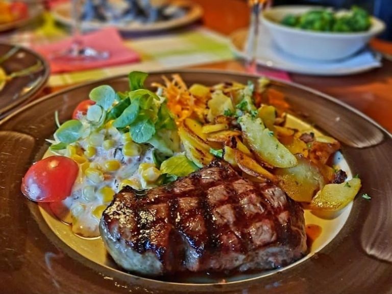 Gegrilltes Steak mit Salat und Bratkartoffeln